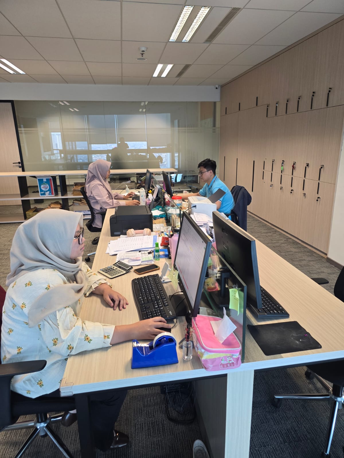 Karyawan PT REX Karya Utama sedang bekerja di kantor